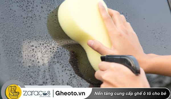 cach-tay-vet-o-tren-kinh-xe-don-gian