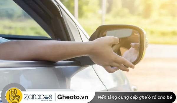 chinh-guong-hau-oto-the-nao-cho-dung