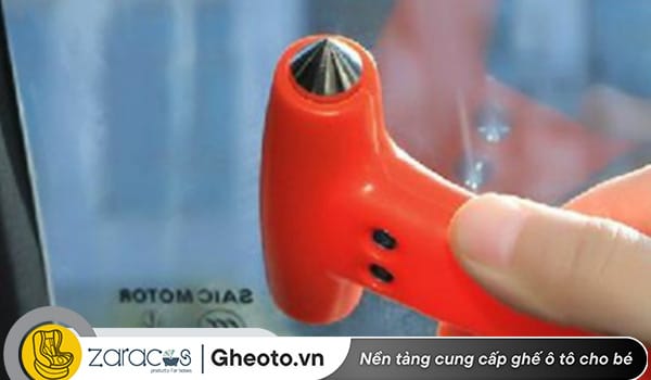 dap-vo-kinh-xe-sau-de-thoat-hiem