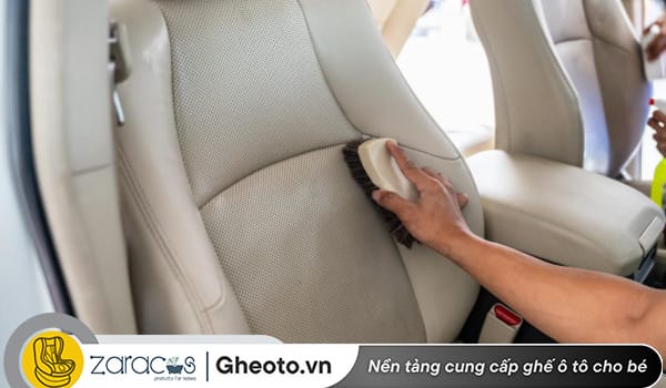 dung-ban-chai-mem-de-ve-sinh-ghe-da-oto