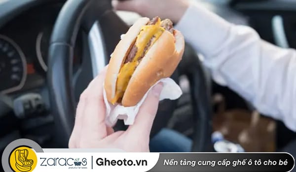 khong-mang-do-an-len-xe