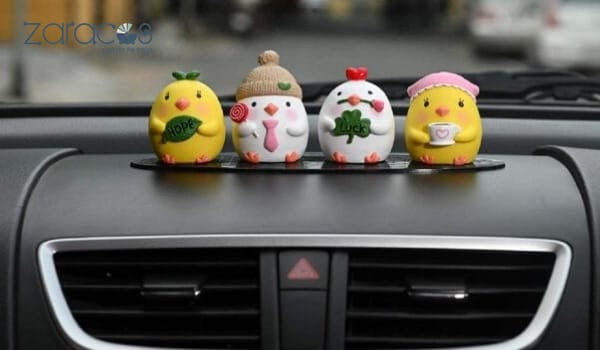 khong-nen-de-do-tren-taplo-xe