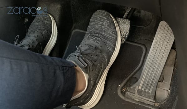 nen-mang-giay-khi-lai-xe