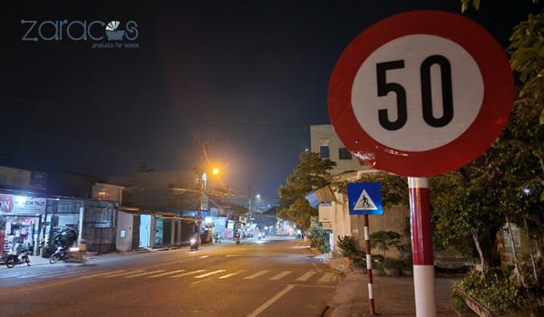 quan-sat-bien-bao-khi-lai-xe-ban-dem