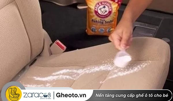 rac-baking-soda-de-hut-mui-tanh-hai-san-tren-xe