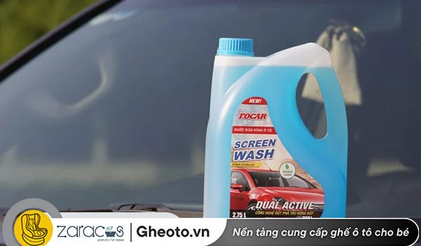 tay-vet-o-kinh-xe-bang-dung-dich-chuyen-dung