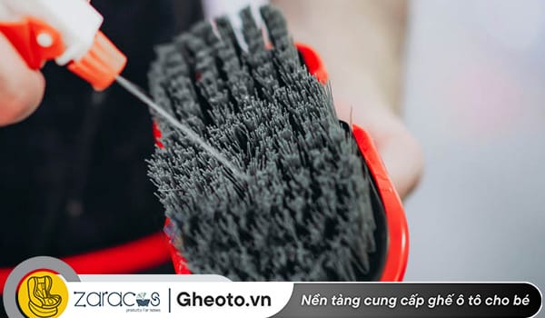 ve-sinh-bai-non-tren-xe-oto