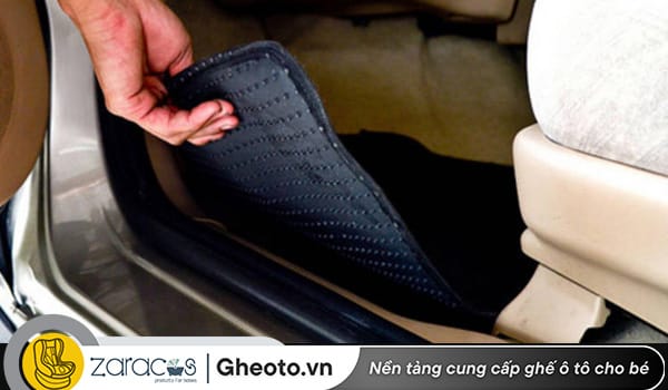 ve-sinh-tham-xe-giup-khu-mui-hoi