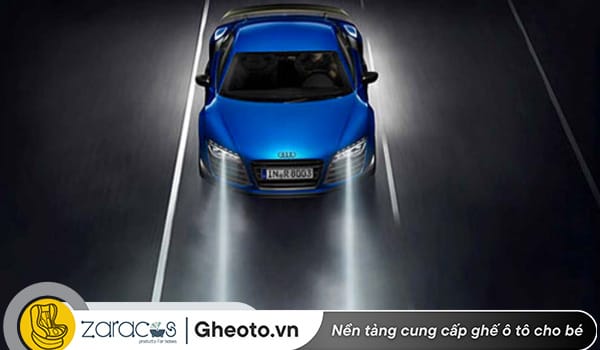 bat-den-pha-cot-khi-di-dem-troi-mua