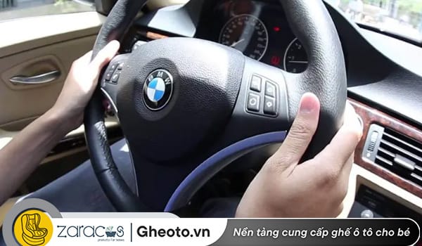 ngon-tay-dat-tren-vo-lang-dung-cach