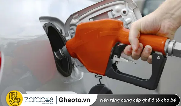 tac-hai-khi-do-nham-dau-vao-may-xang