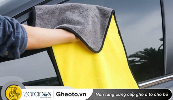 vi-sao-khan-microfiber-la-lua-chon-tot-nhat-de-lau-oto