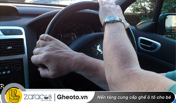 xoay-vo-lang-cheo-tay-khi-vao-cua
