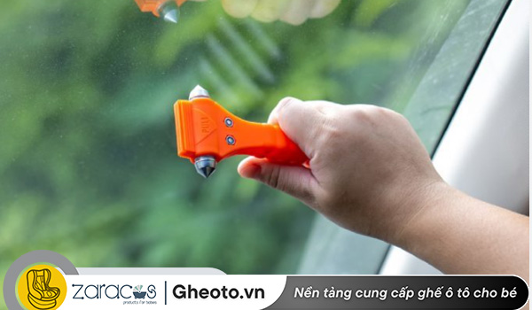 cach-thoat-hiem-khi-oto-roi-xuong-nuoc