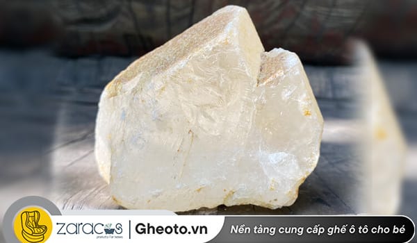 da-thach-anh-trang-cho-nguoi-menh-thuy