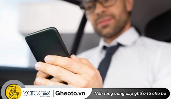 khong-xem-dien-thoai-tren-xe-vi-de-bi-say-xe