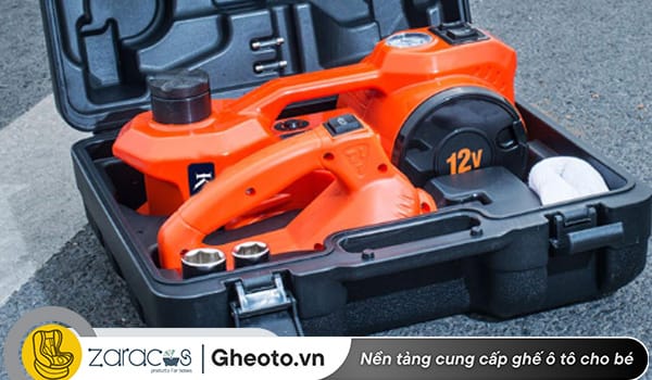 mang-theo-bo-cuu-ho-oto-khi-di-xa