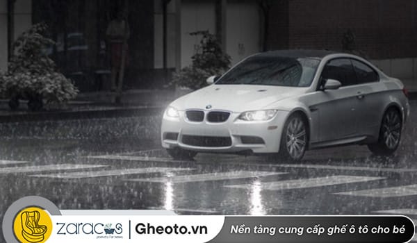 mua-xe-oto-ve-gap-troi-mua-tot-hay-xau