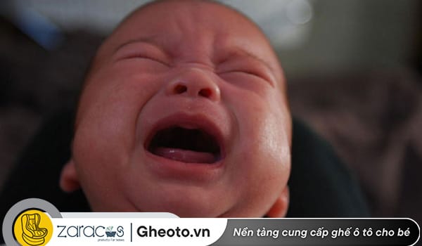 tre-so-sinh-bi-say-xe-quay-khoc