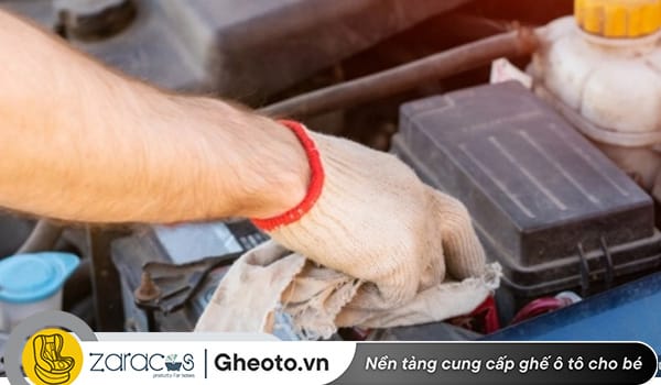 ve-sinh-cuc-ac-quy-truoc-khi-cau-dien