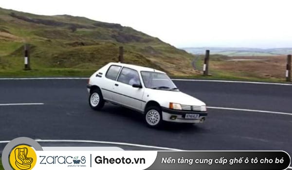 no-lop-khi-dang-chay-de-bi-lat-xe