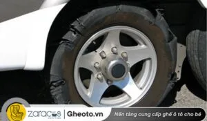 xe-dang-chay-bi-no-lop