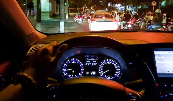 dich-vu-thue-nguoi-lai-ho-xe-ban-dem